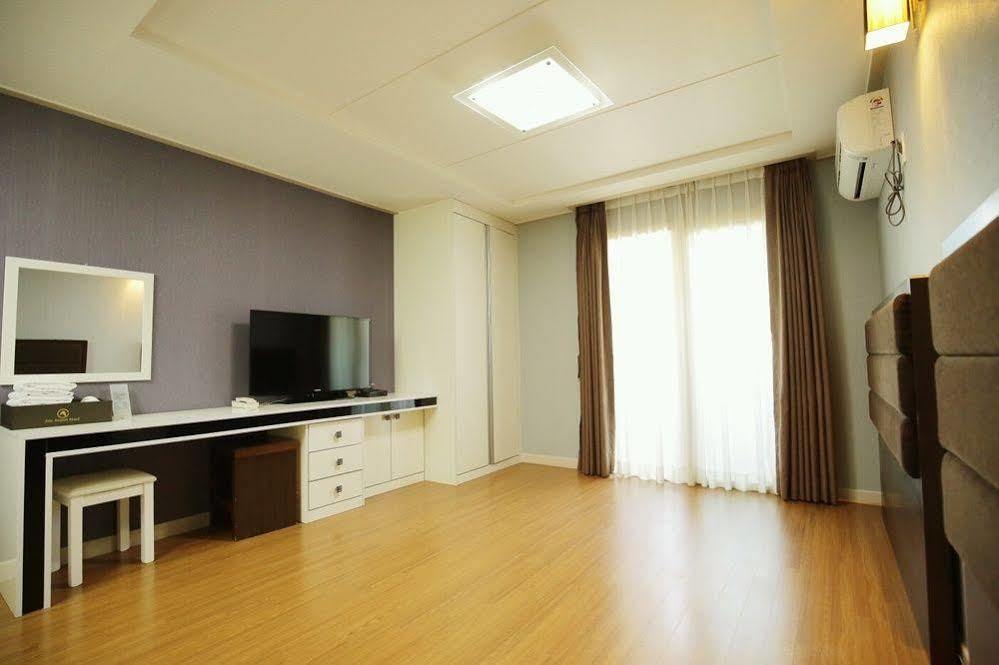 Jeju Airport Hotel Экстерьер фото